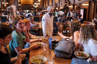 Yale President Peter Salovey chats with a group of students at lunch in Commons